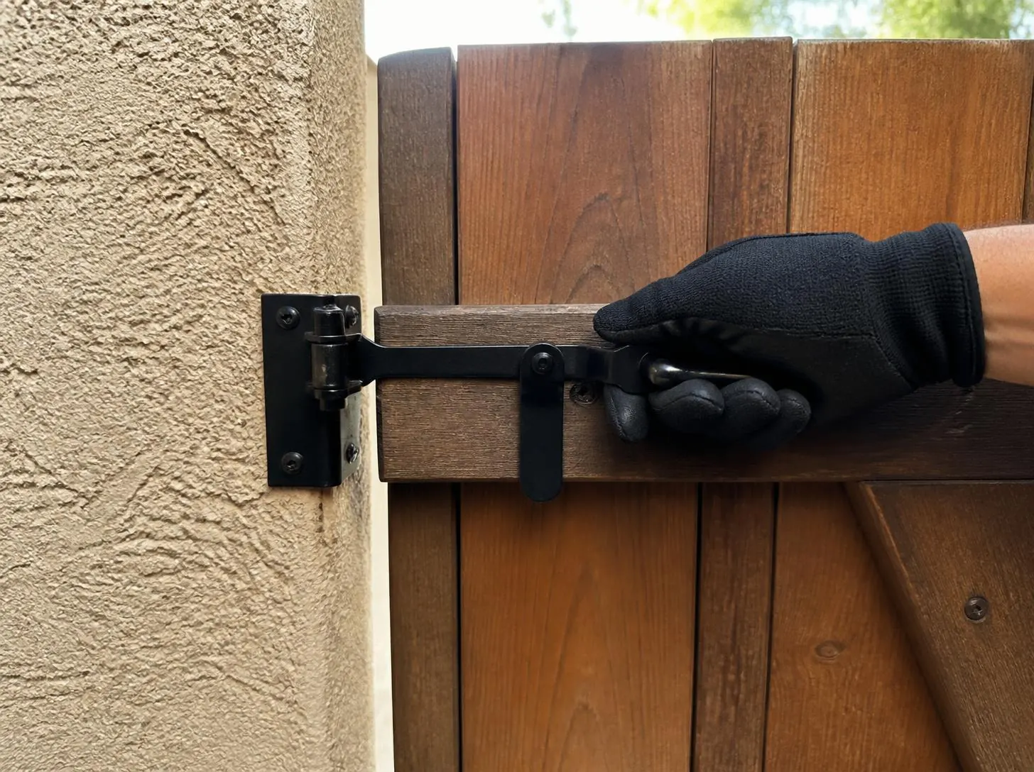 Latching a side gate after service
